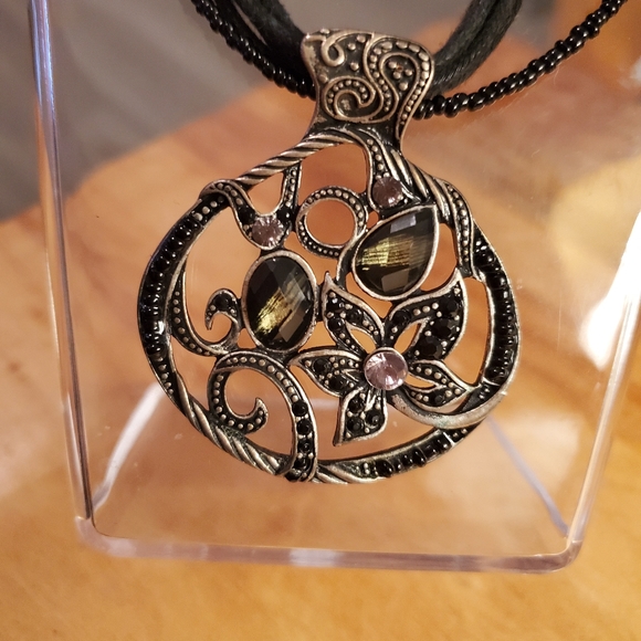 ELEGANT SILVER JEWELED 🌸FLOWER🌷 PENDANT NECKLACE - Picture 6 of 7